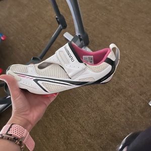 Shimano triathlete shoe.  Gentle worn.  Comes with delta clips.